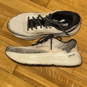 Brooks Ghost Max 2 W9.5 
women’s cushioned running or walking shoes